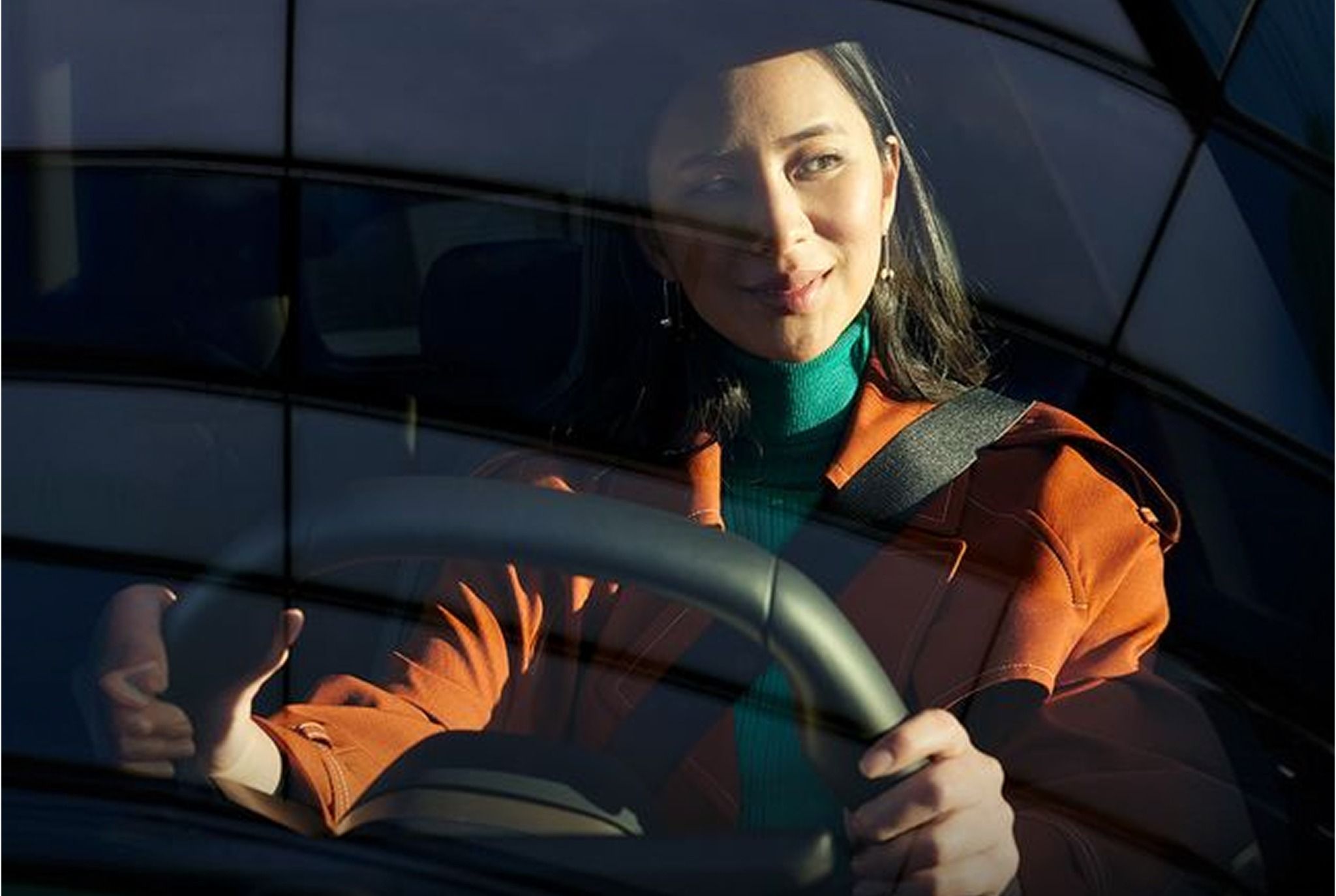 Homme utilisant son téléphone près de sa voiture