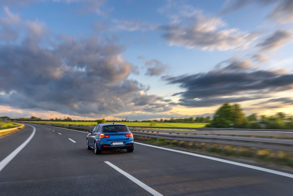 Femme souriante au volant de sa voiture